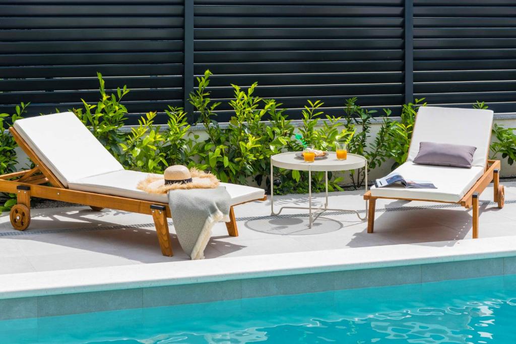 Bazén v ubytovaní Villa Auni Grey - Heated Pool - Rooftop - Seaview - Beach alebo v jeho blízkosti