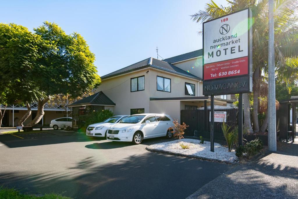 um sinal de motel e um carro estacionado num parque de estacionamento em Auckland Newmarket Motel em Auckland