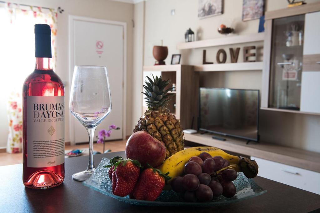 una bottiglia di vino e un piatto di frutta su un tavolo di Casa Manel, La Gomera a San Sebastián de la Gomera