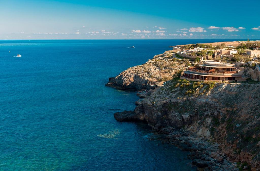 z góry widok na dom na szczycie klifu w obiekcie Relais Isole del Sud w mieście Lampedusa