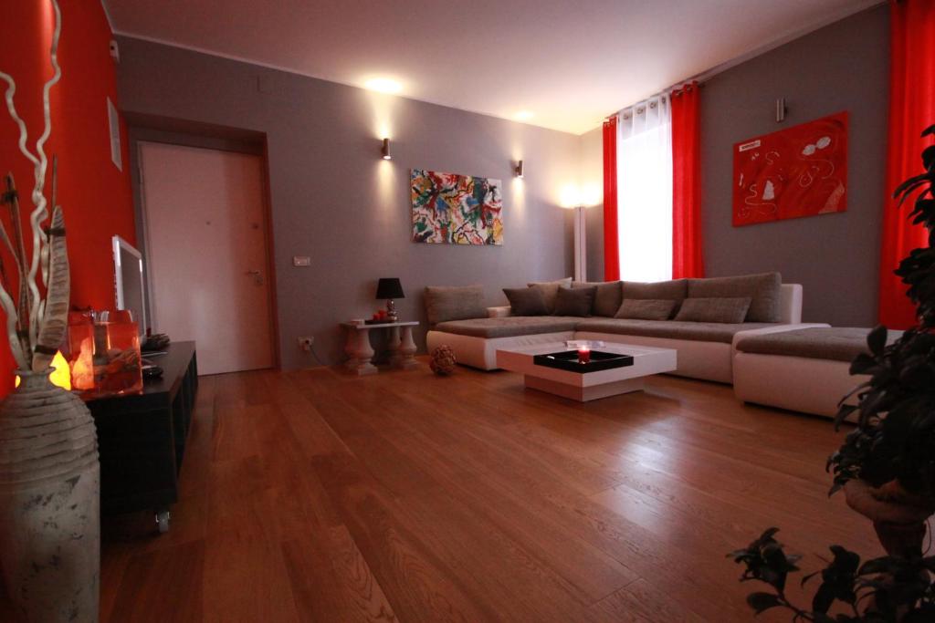 sala de estar con sofá y mesa en Apartment Villa Mandria, en Opatija
