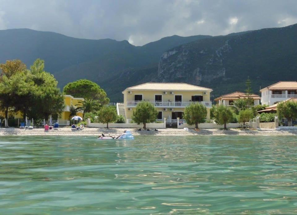 une maison sur une plage au bord de l'eau dans l'établissement Beach House I&II, à Alykes