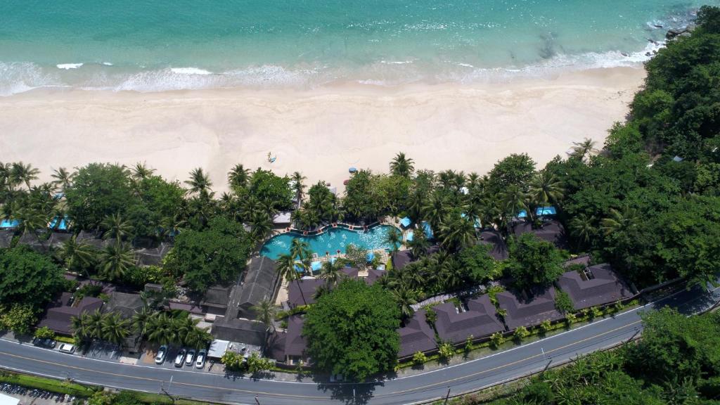 een luchtzicht op het strand van een resort bij Andaman White Beach Resort - SHA Plus in Nai Thon Beach