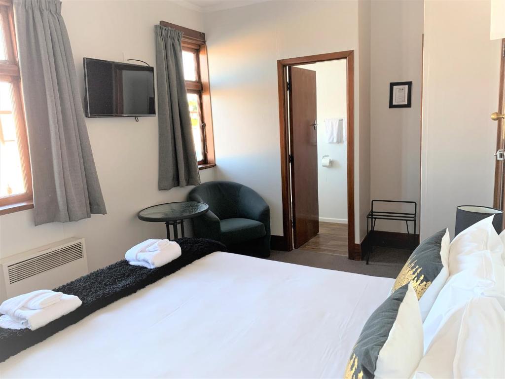 Postel nebo postele na pokoji v ubytování Ranfurly Hotel