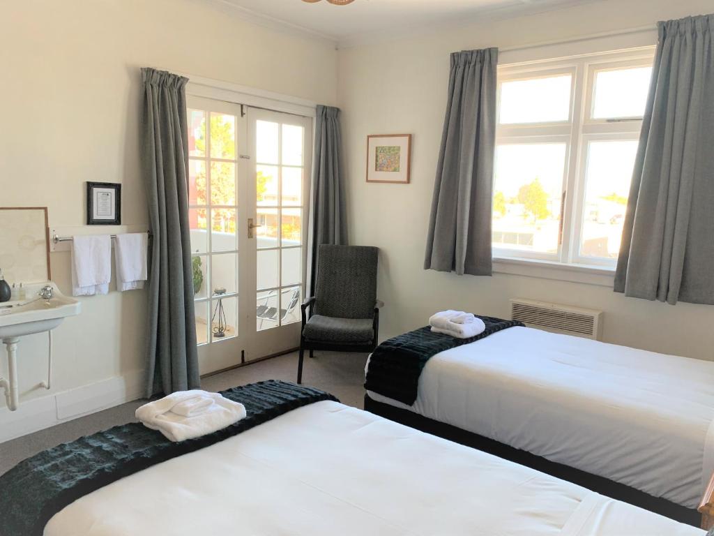 Postel nebo postele na pokoji v ubytování Ranfurly Hotel