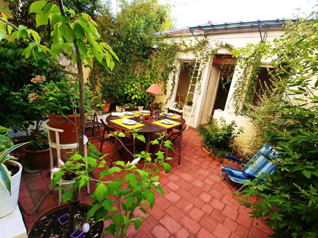 a patio with a table and chairs and plants at Maison confortable à Montreuil avec jardin clôturé in Montreuil