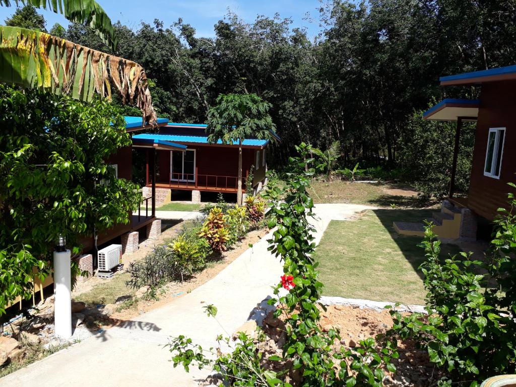 uma vista para a casa a partir do jardim em Elephant & Castle em Ko Chang