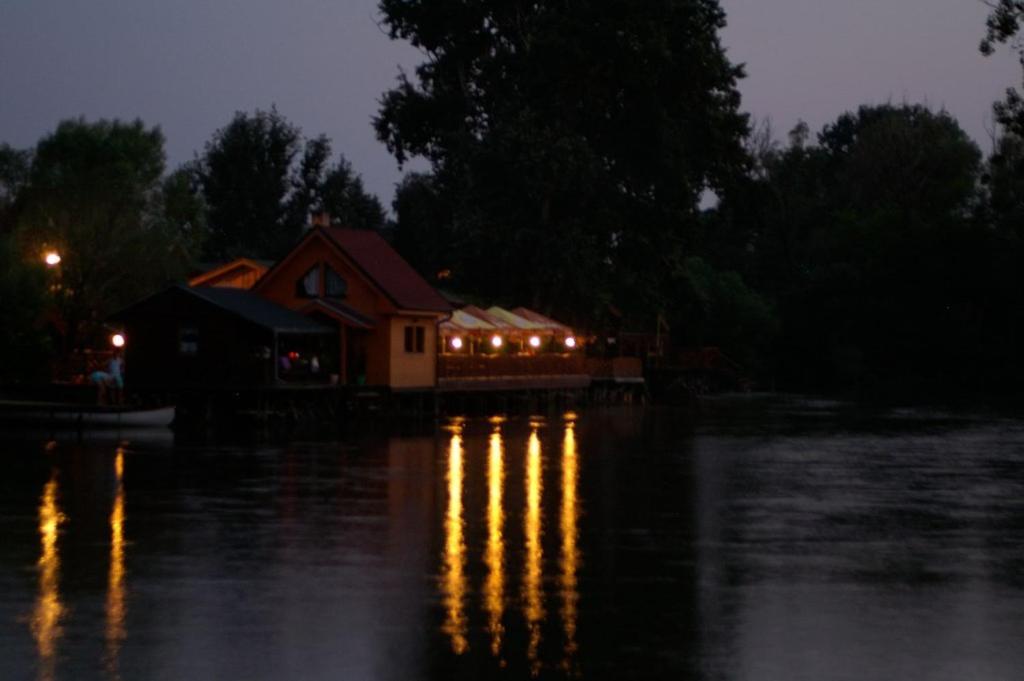 Výhled na řeku, která protéká v blízkosti penzionu