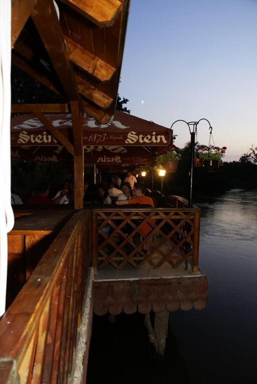 Výhled na řeku, která protéká v blízkosti penzionu