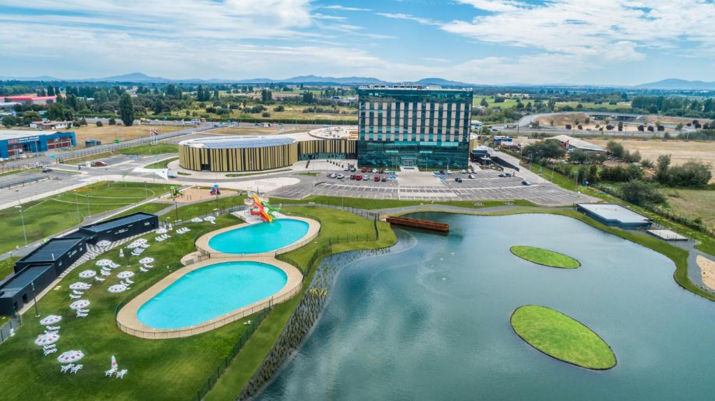 an overhead view of a hotel with two swimming pools at MDS Hotel Chillan in Chillán