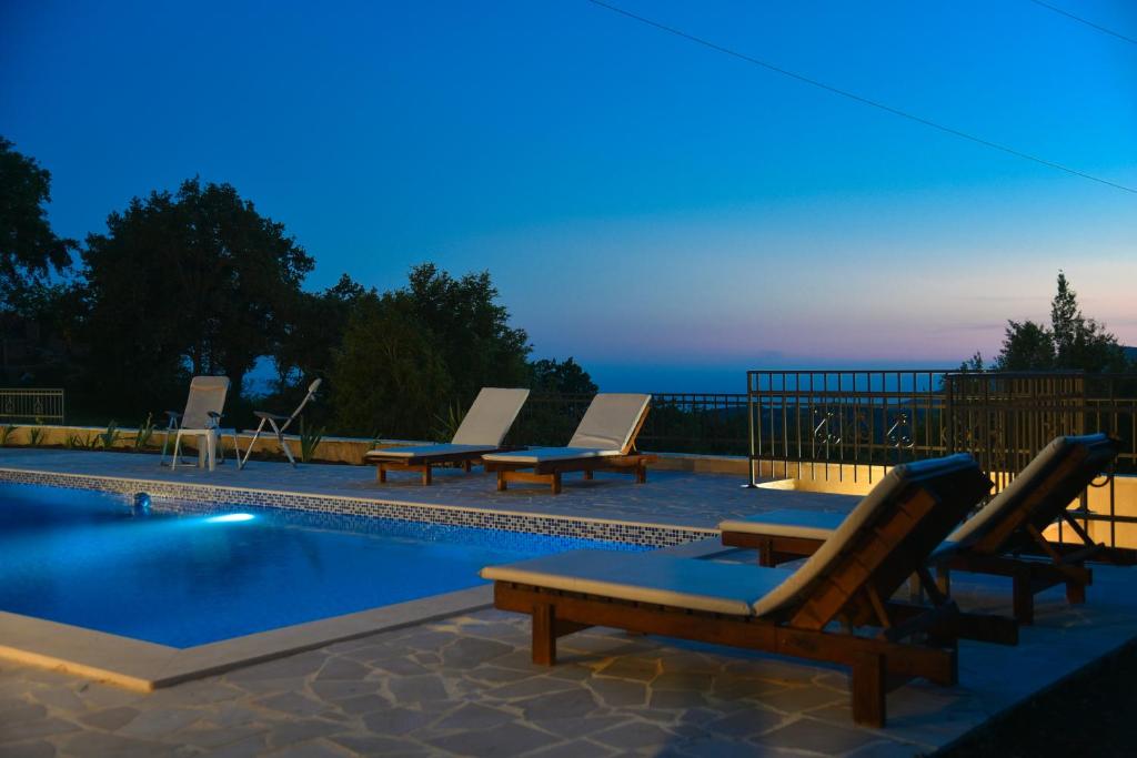 Bazén v ubytování Sunset & Sunrise Villas in Stanisici-Two Villas With Common Pool nebo v jeho okolí