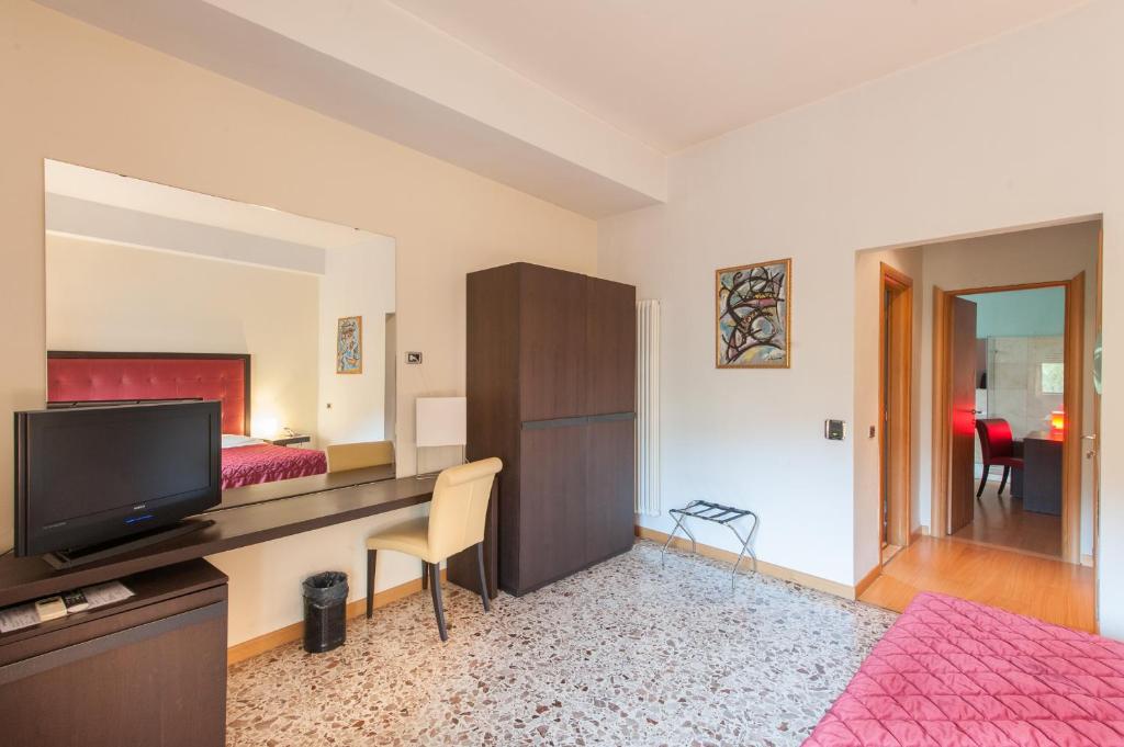 TV a/nebo společenská místnost v ubytování Hotel Piazza Marconi