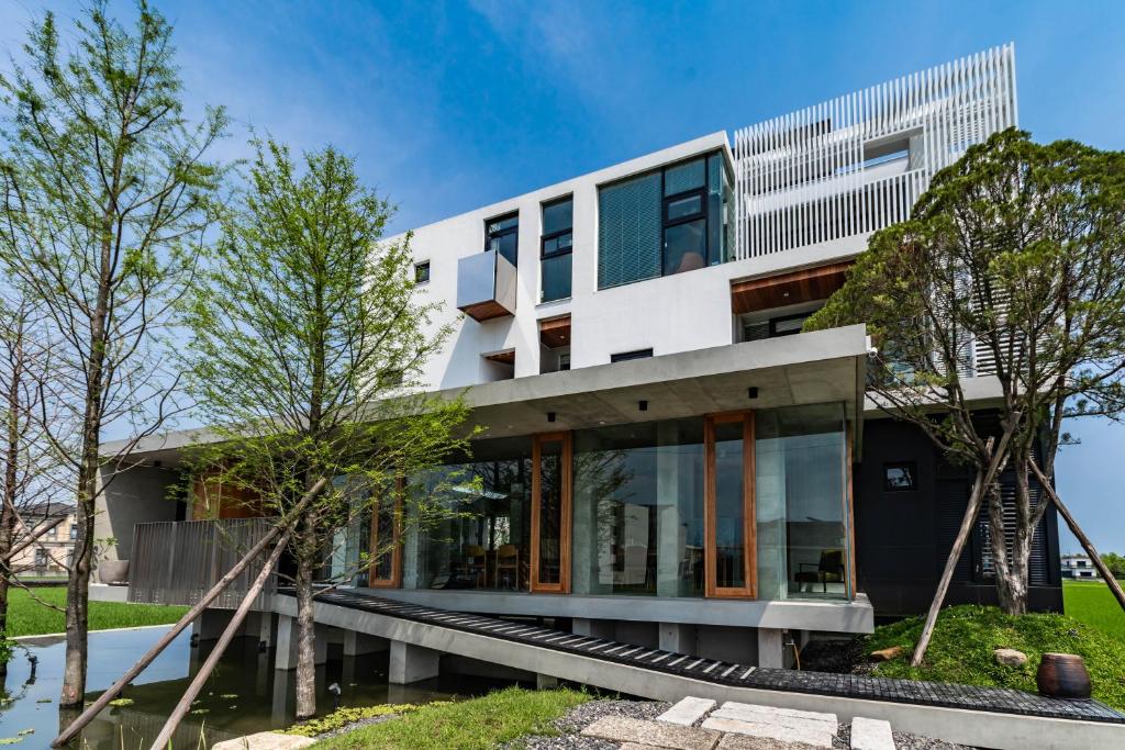 Casa moderna con puertas de cristal y árboles en Life in Nature, en Wujie