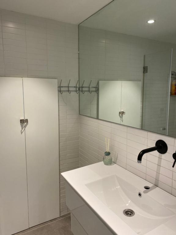 Ein Badezimmer in der Unterkunft Top Royal Eilat רויאל פארק