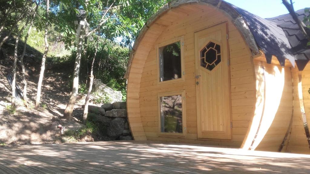 una cabaña de madera con una puerta en el costado en les insolites du villaret, en Saint-Vincent-les-Forts