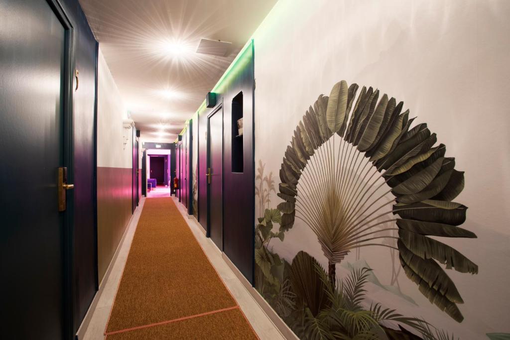 a hallway with a hallway istgacersacersacers at Hôtel Mademoiselle in Juan-les-Pins