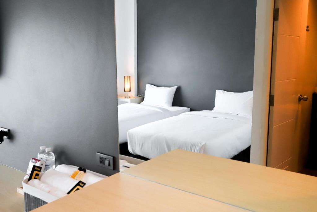 Postel nebo postele na pokoji v ubytování The Rest Hotel - ประจวบ
