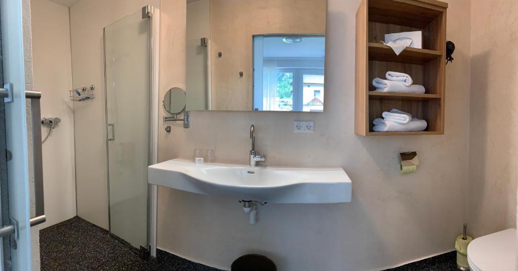 A bathroom at Pension Seeheim