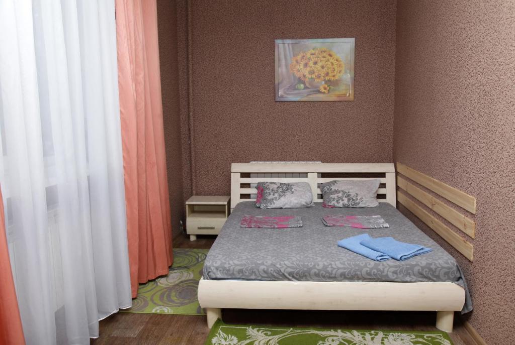 um pequeno quarto com uma cama num quarto em Apartment on Frunze 15 em Dnipro