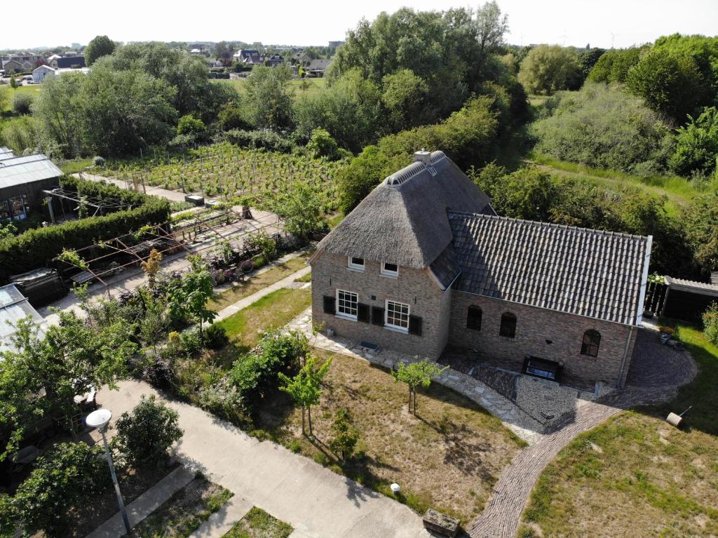 een luchtzicht op een huis met een tuin bij Natuurlijk Genieten in Bemmel