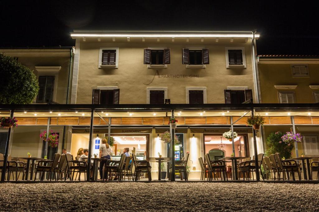 Budova, kde se aparthotel nachází