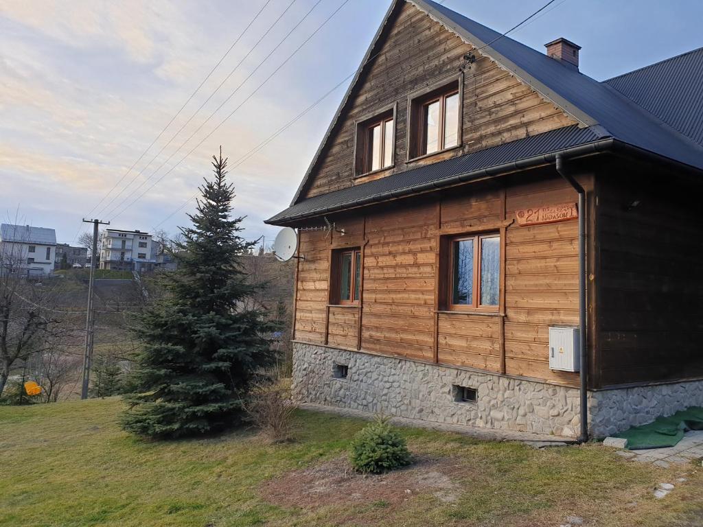 drewniany dom na wzgórzu z choinką świąteczną w obiekcie Dom na Wzgórzu w Andrychowie