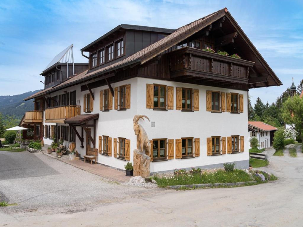 un bâtiment avec une girafe sur son côté dans l'établissement Ferienhaus Bach Gotthard, à Pfronten
