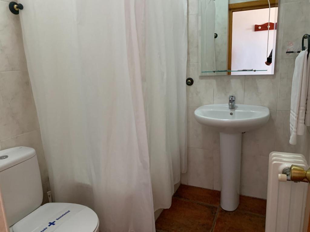 Koupelna v ubytování Hostal Atalaya en Capileira CB