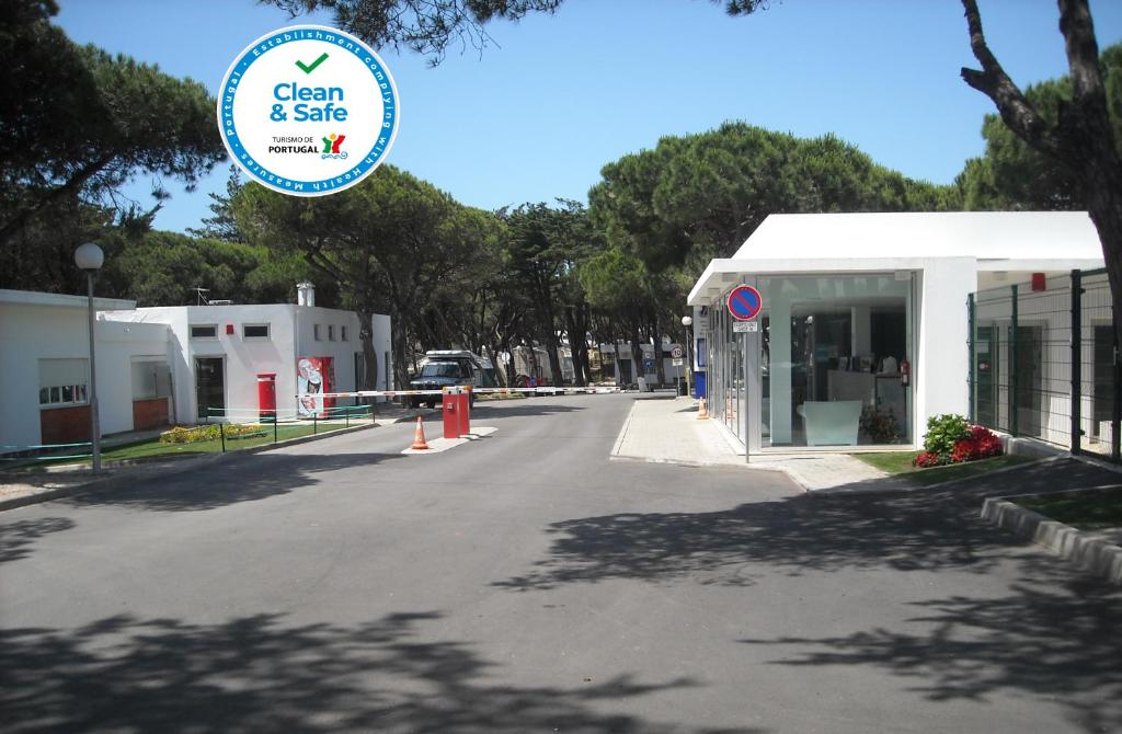 una strada con un cartello che dice aperto e sicuro di Parque De Campismo Orbitur Guincho a Cascais