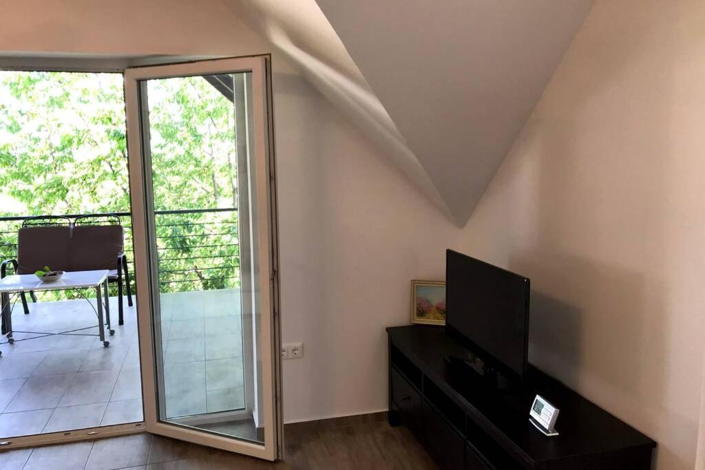 Telewizja i/lub zestaw kina domowego w obiekcie ‘NEW’ Sunkissed Villa on the Old Hill