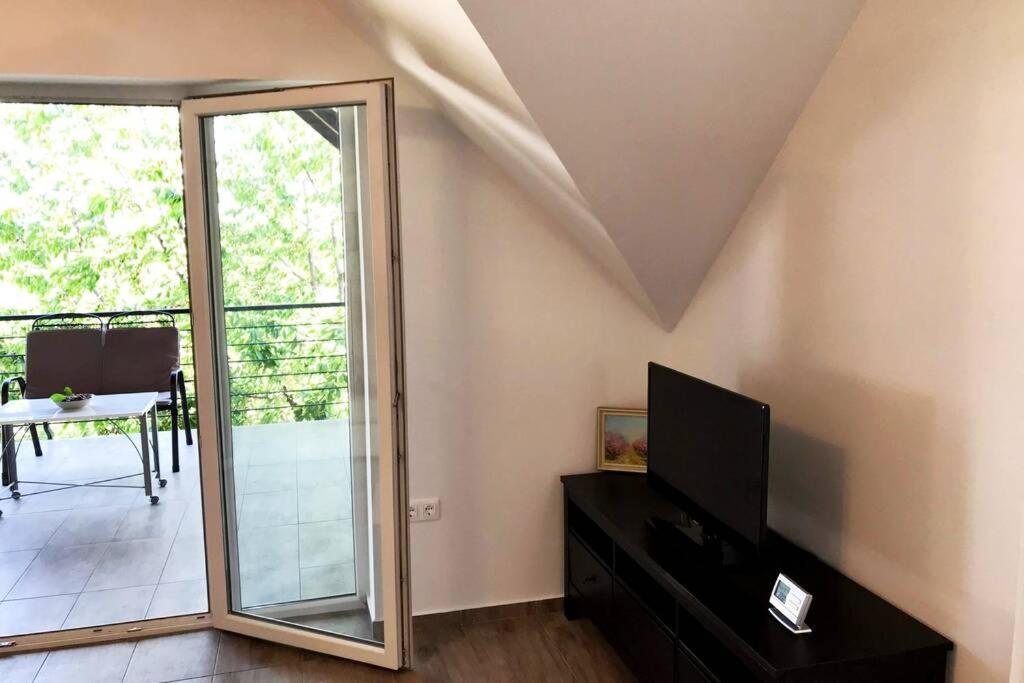 Telewizja i/lub zestaw kina domowego w obiekcie ‘NEW’ Sunkissed Villa on the Old Hill