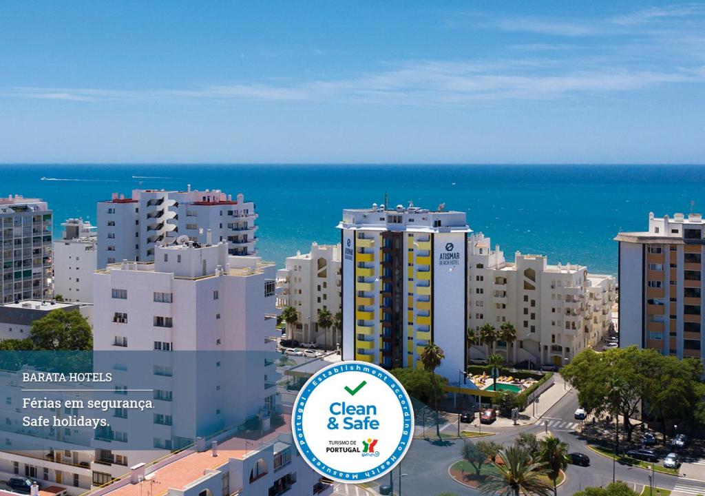 - une vue sur la ville avec un panneau et l'océan dans l'établissement Hotel Atismar, à Quarteira