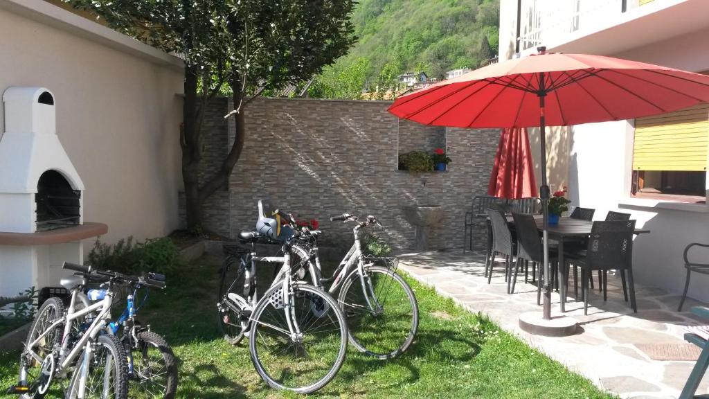 a group of bikes parked next to a table with an umbrella at Suites And Chalets Laghi & Monti in Ornavasso