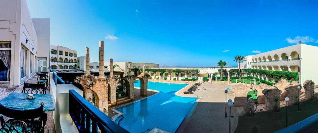 - une vue sur la piscine d'un complexe dans l'établissement Golden Carthage Hotel Tunis, à Gammarth