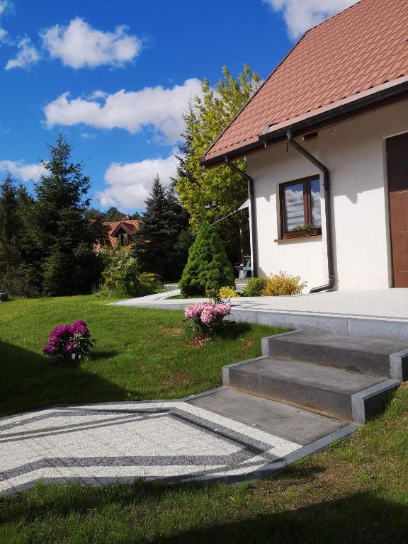 Vonkajšia záhrada v ubytovaní Biały Żagiel - Dom do wynajęcia Pluski