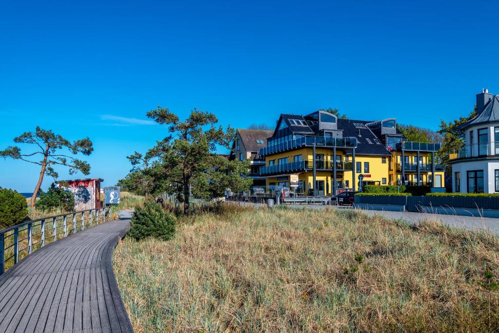 a boardwalk leading to houses on the beach at Seaside-Strandhotel in Timmendorfer Strand