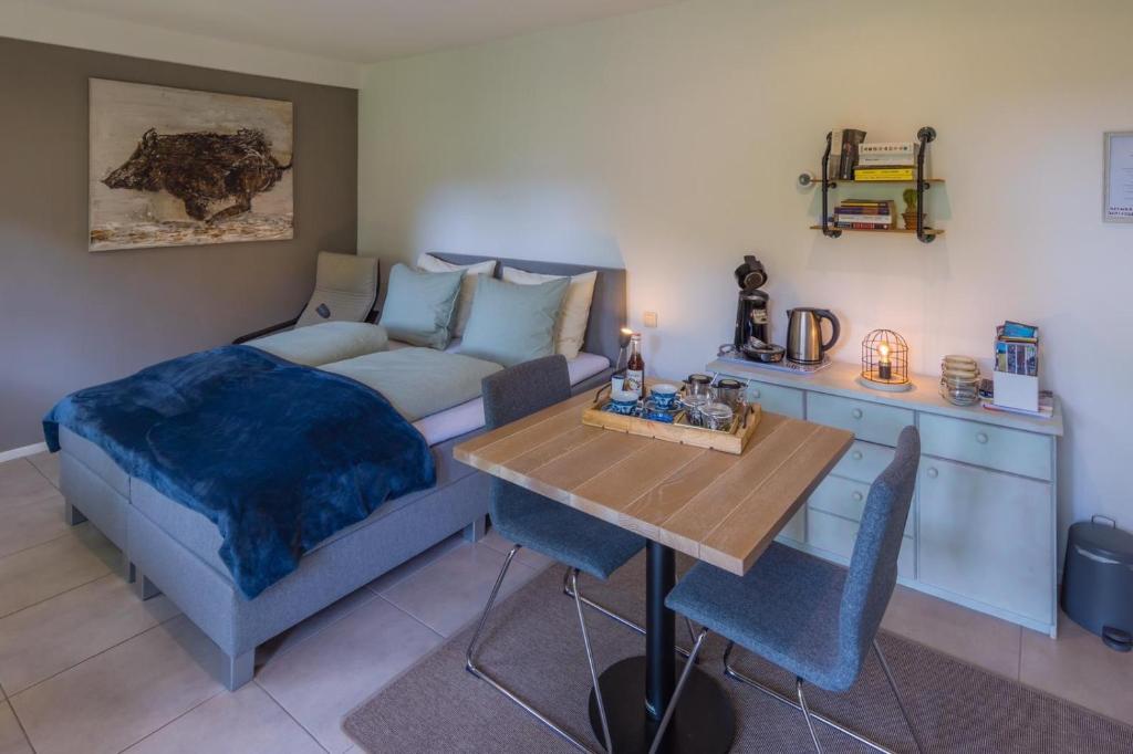 Sala de estar con cama y mesa en Bed and Breakfast: 'Bij ons Achter' en Helvoirt