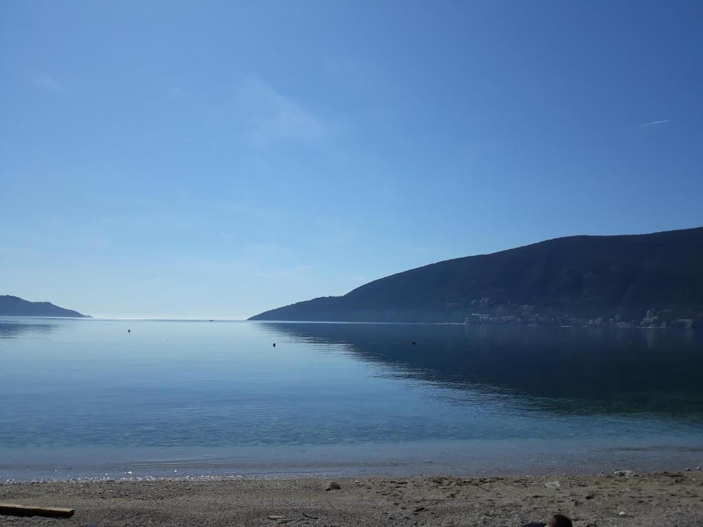 a view of a body of water with a mountain at Appartement Carpe diem vue mer in Herceg-Novi