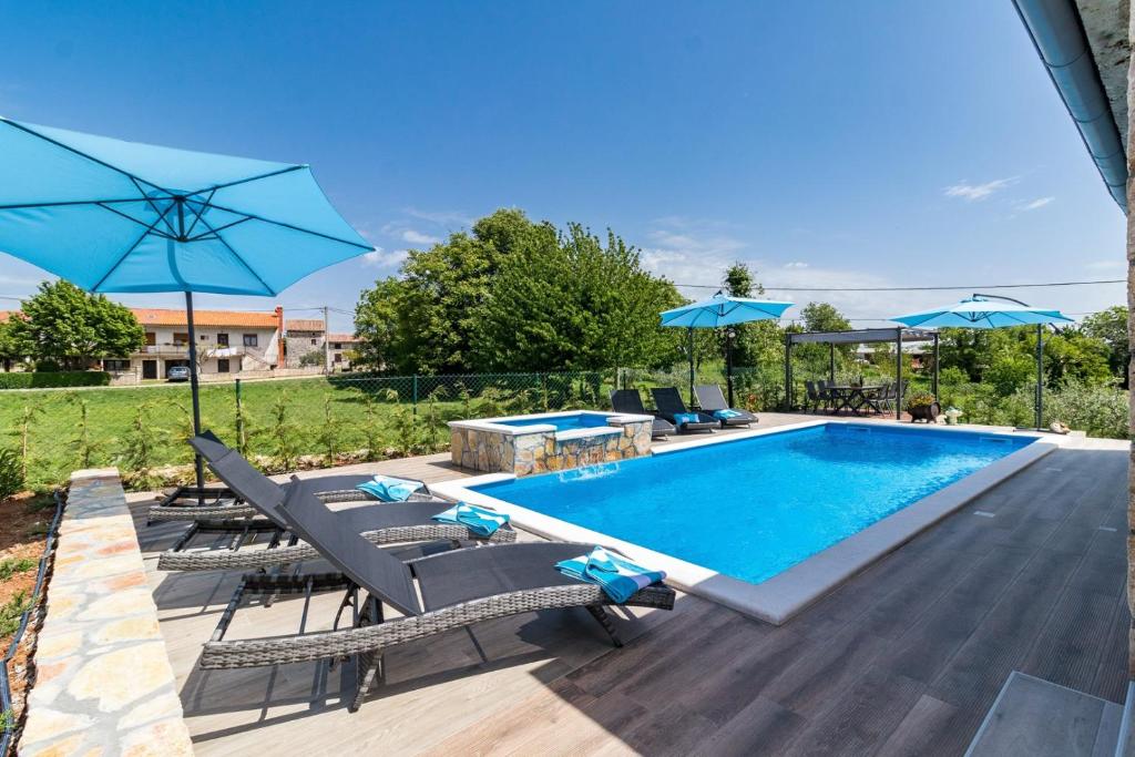 Bazén v ubytování House Imela nebo v jeho okolí
