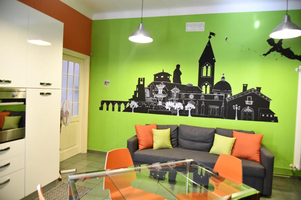 un soggiorno con divano e parete verde di Appartamento Magia d'Estate a Sulmona