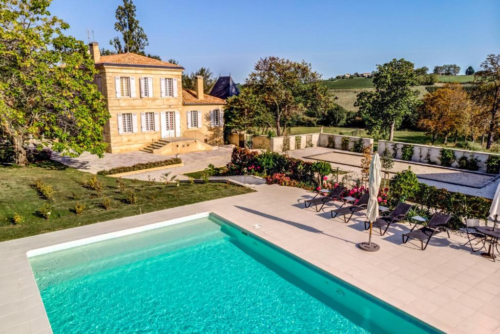卡迪拉克的住宿－Le Domaine d Eden Château Garreau，房屋前游泳池的顶部景色