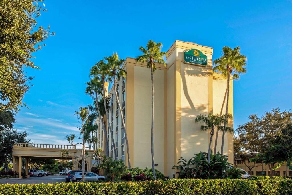 eine Darstellung des mgm Hotels in der Unterkunft La Quinta by Wyndham West Palm Beach Airport in West Palm Beach