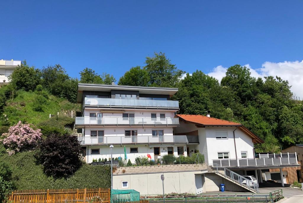 un gran edificio blanco en la cima de una colina en Ferienwohnung Schranz en Innsbruck