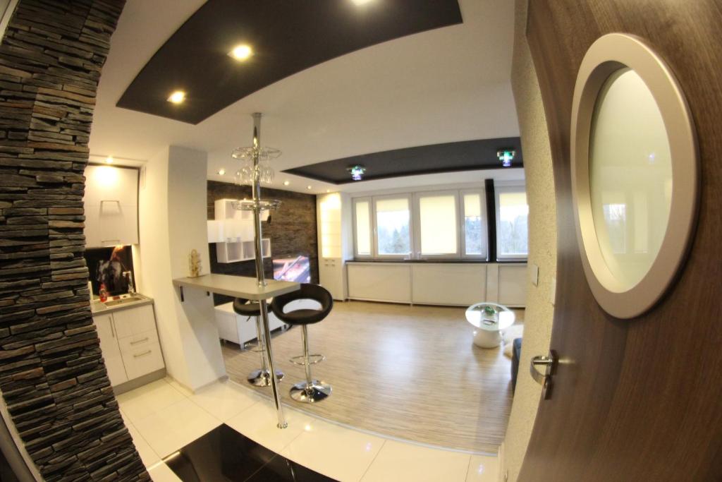 een kamer met een bureau en een stoel in een kamer bij Black & White Komfortowe Apartamenty 2 km od Centrum in Racibórz