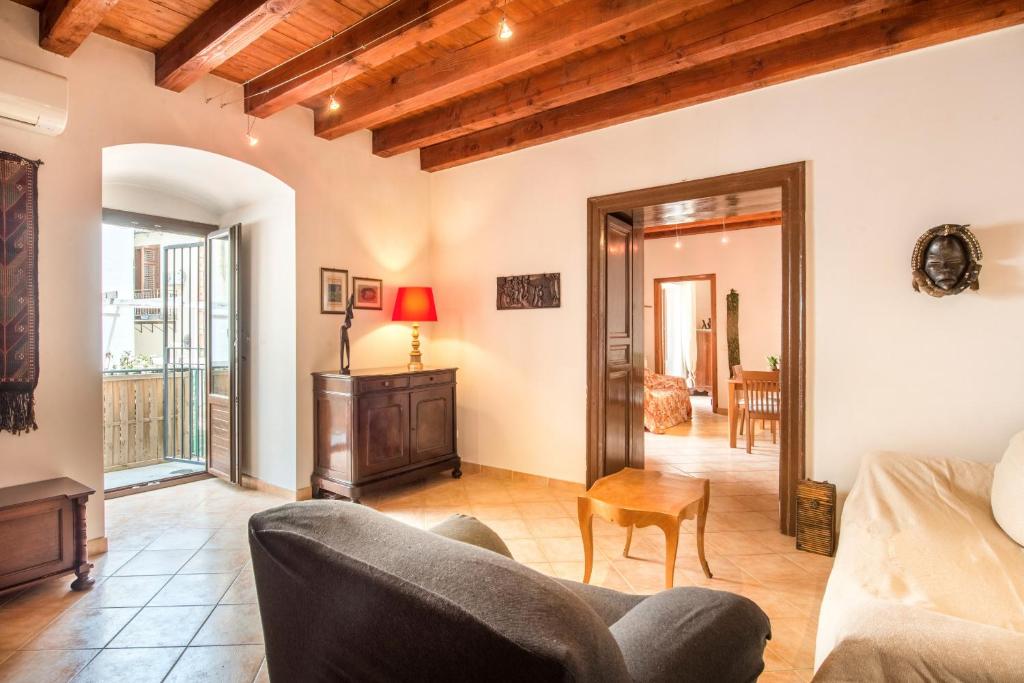 - un salon avec un canapé et une table dans l'établissement Nice apartment in Palazzo Vatticani, à Palerme