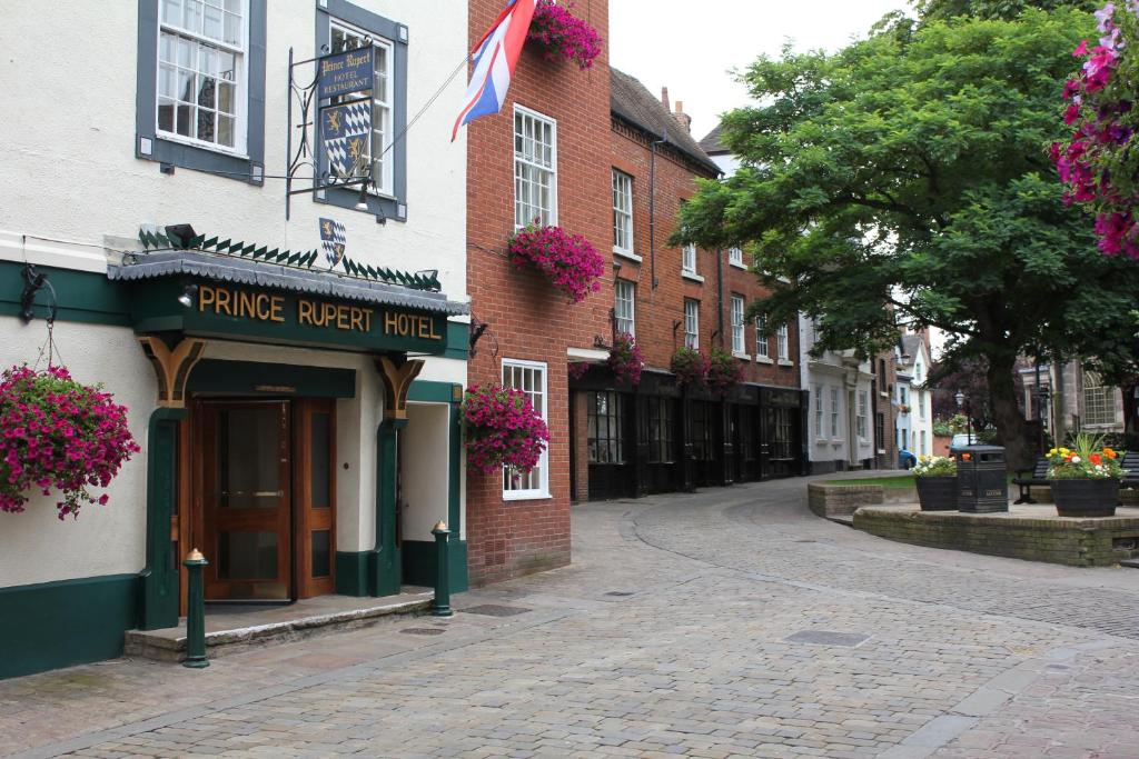 uma rua de paralelepípedos numa cidade com um edifício em Prince Rupert Hotel em Shrewsbury