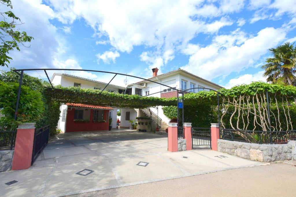 een huis met klimop aan de zijkant bij Apartments Tavcar in Malinska