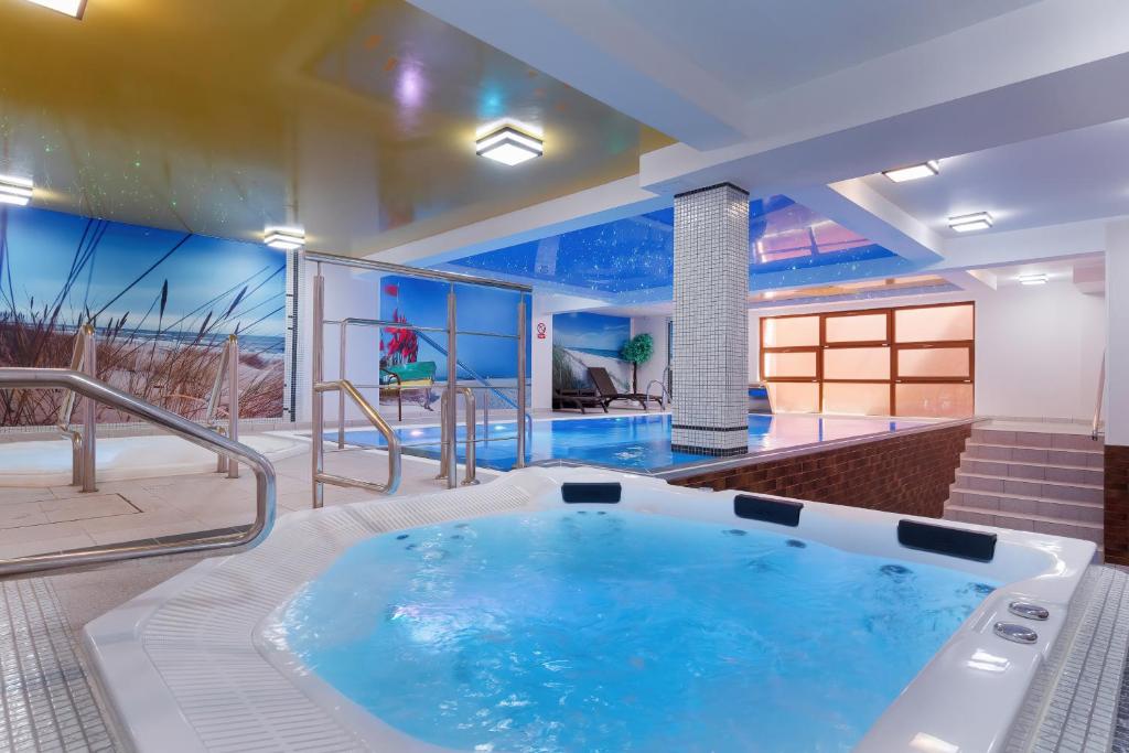 里沃的住宿－薇拉弗洛賴克酒店，热水浴池位于客房中间