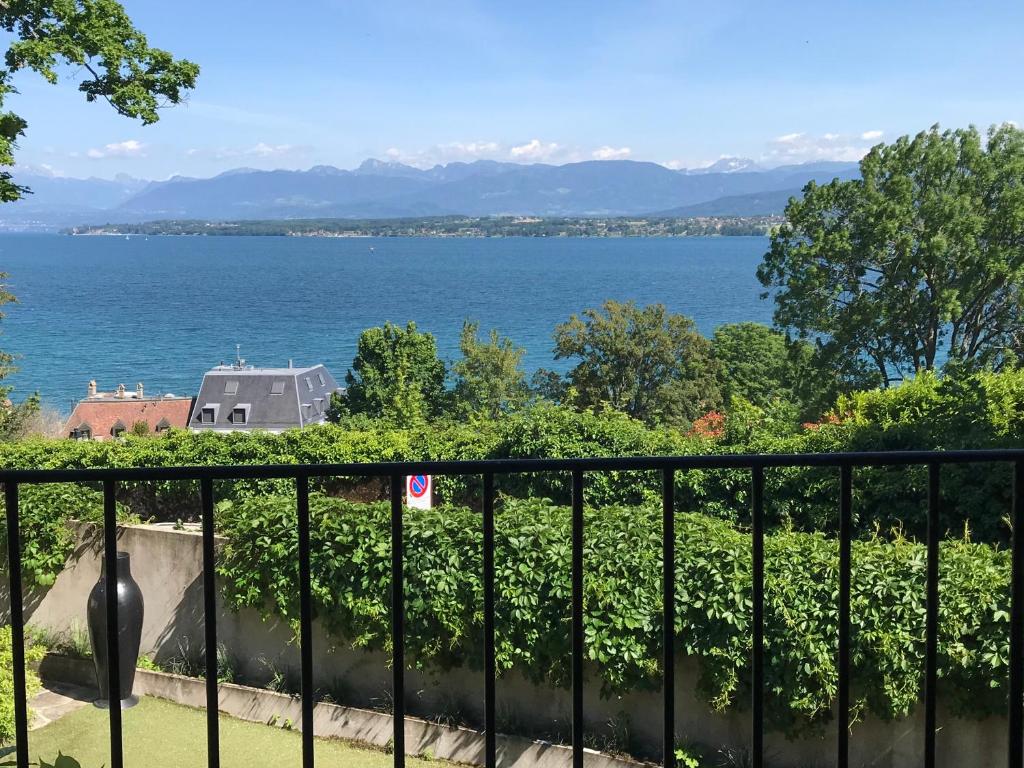 een balkon met uitzicht op het water bij Lac et Mont-Blanc in Nyon