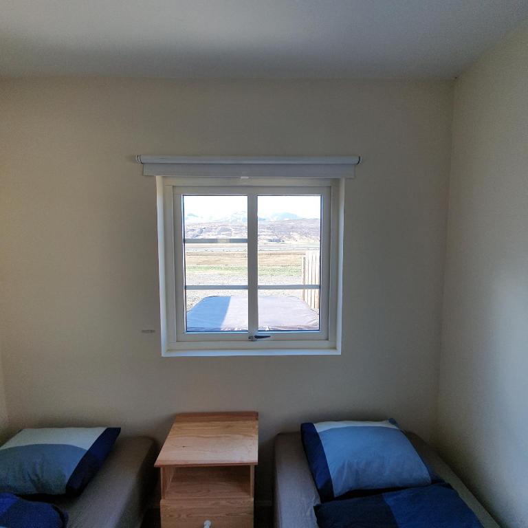Postel nebo postele na pokoji v ubytování Hvammur 2 Guesthouse Red House